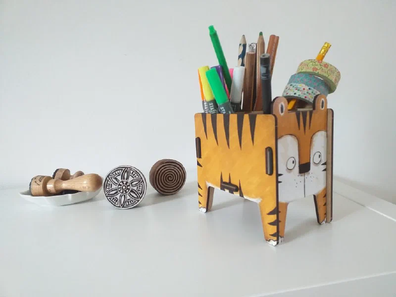 Bunter Stiftehalter in Tigerform, daneben Schulhefte – Kreativität und Lernen im Alltag