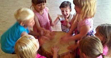 Kleinkinder musizieren gemeinsam in einer Gruppe