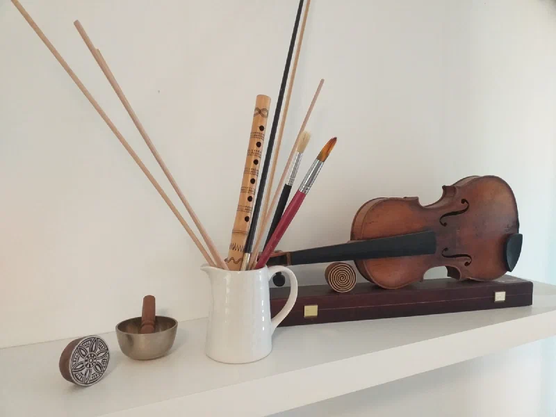Kunsttherapeutisches Material und Musikinstrumente in der Praxis